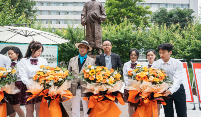 西北高等教育奠基人、中国现代医学先驱徐诵明雕像在天博·（中国）|官方网站落成